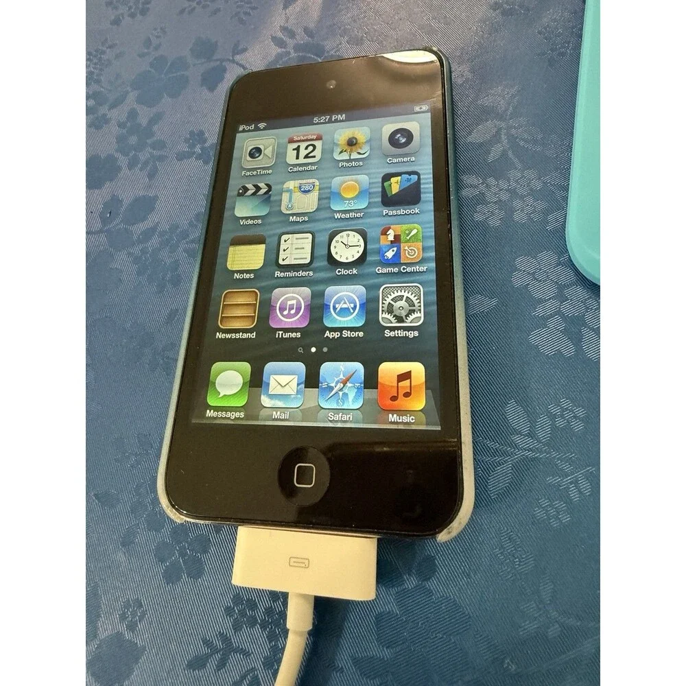 Apple iPod Touch 4th Generation 8GB Black A1367 Tested Working Bundle